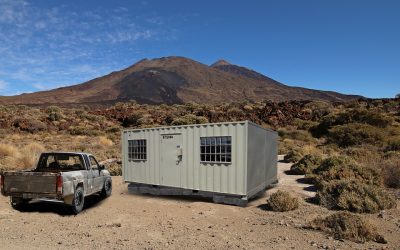Containers, huts, tool sheds and other installations on rustic land in Fuerteventura.