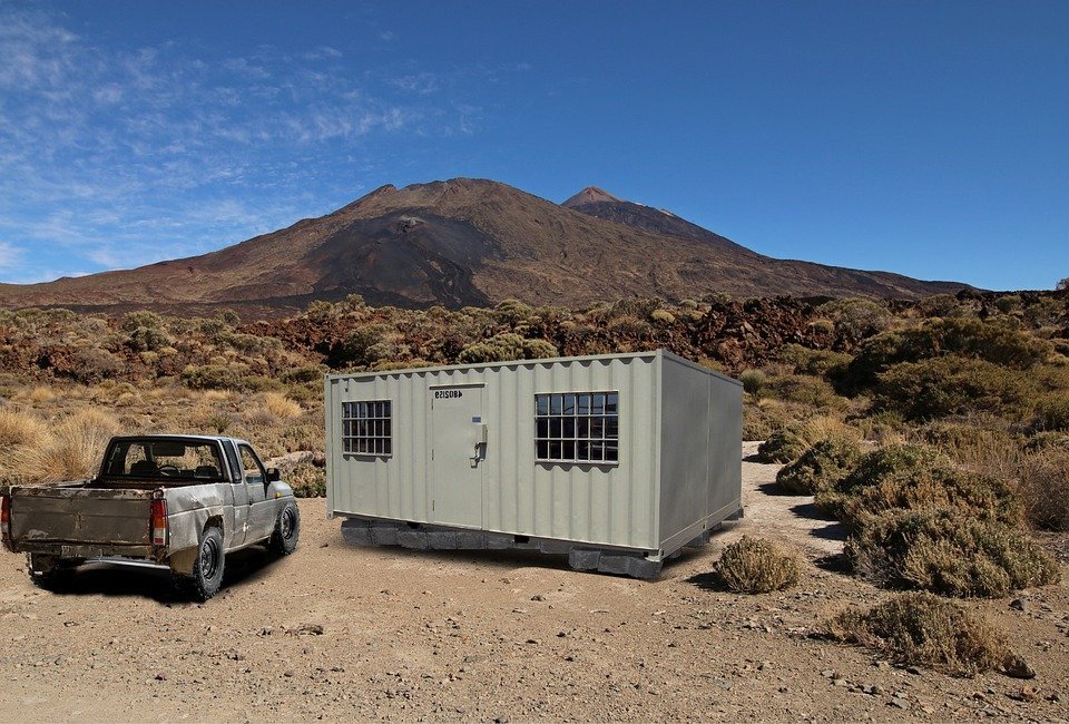 Containers, huts, tool sheds and other installations on rustic land in Fuerteventura.
